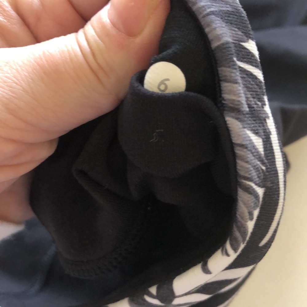 Lululemon cropped yoga capris - Picture 5 of 12